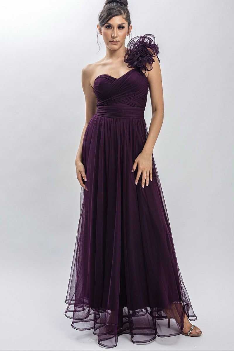 Vestido largo tul ciruela un hombro con flor — frente