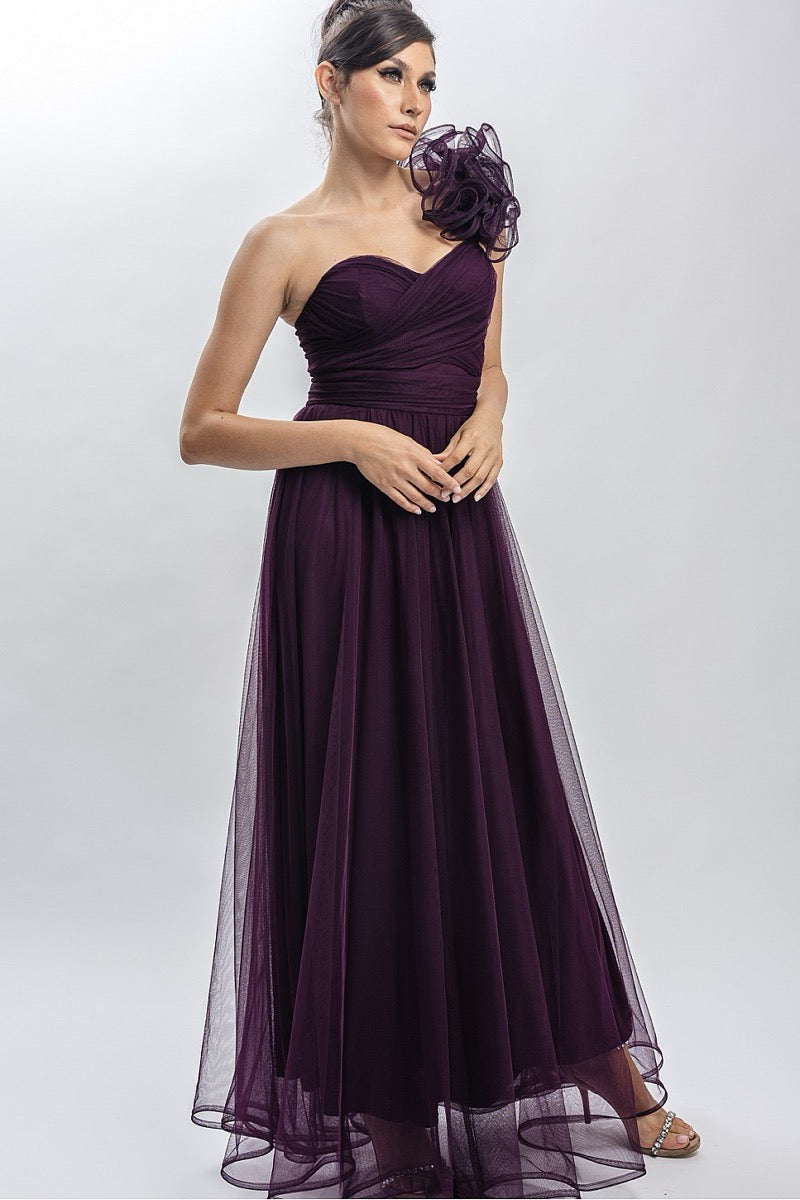 Vestido largo tul ciruela un hombro con flor — detalle