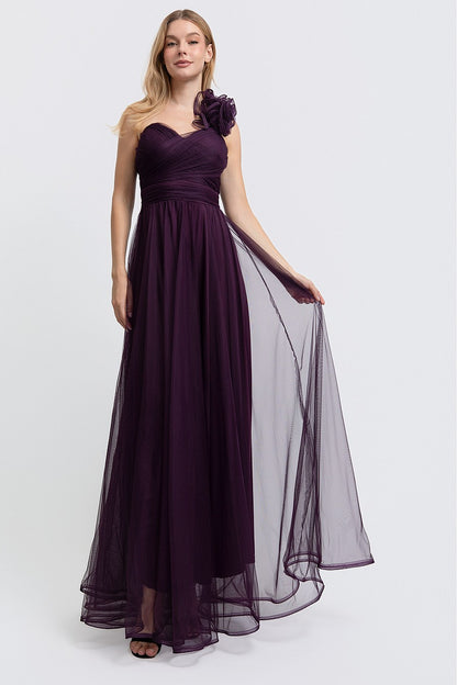Vestido largo un hombro de tul con flor — Mora oscura