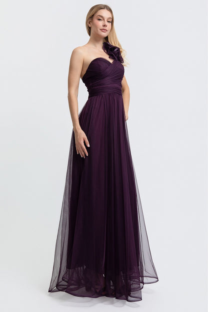 Vestido largo un hombro de tul con flor — Mora oscura