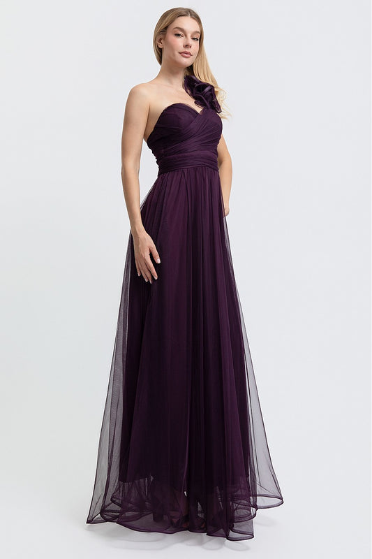Vestido largo un hombro de tul con flor — Mora oscura