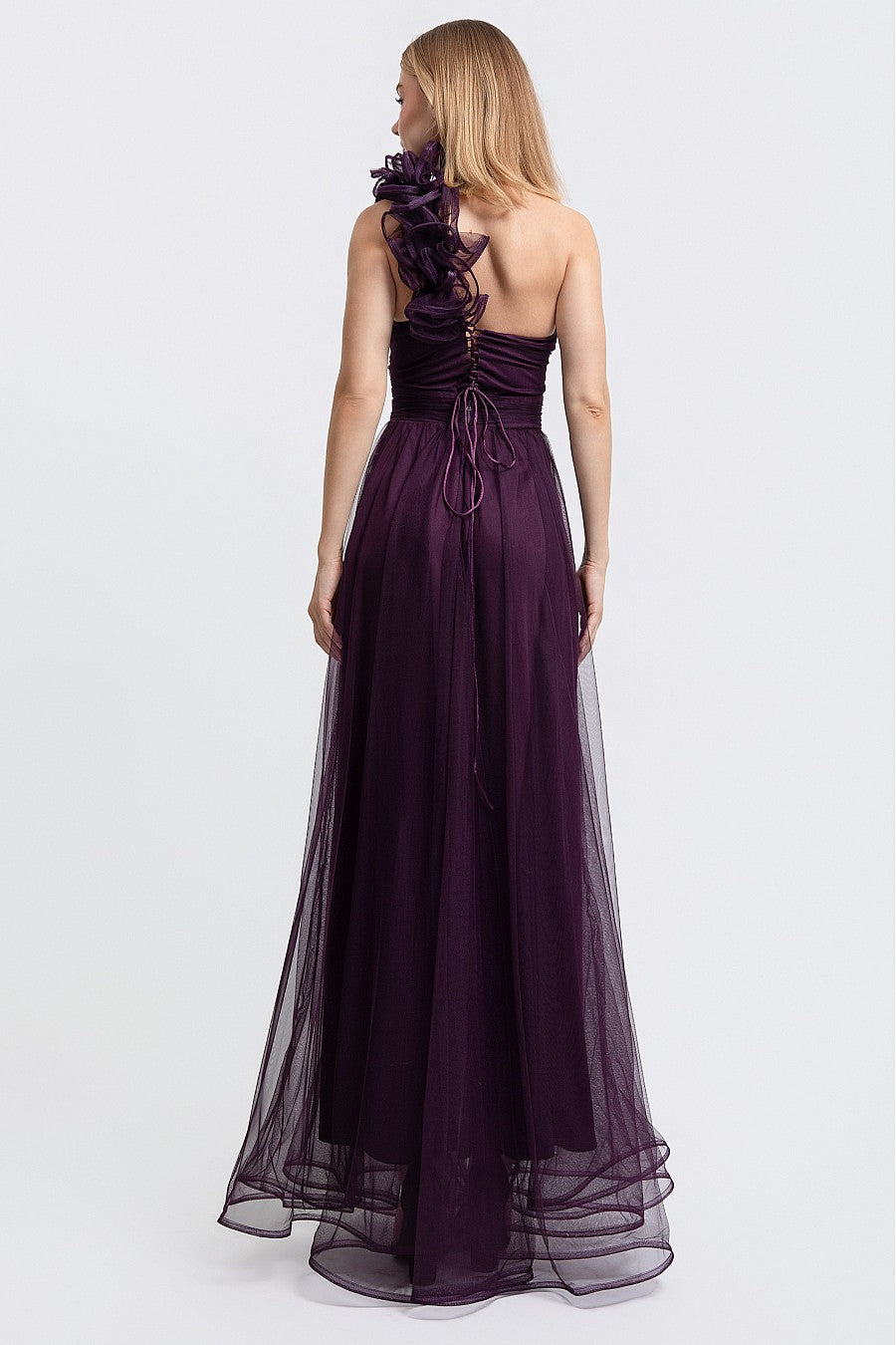 Vestido largo un hombro de tul con flor — Mora oscura