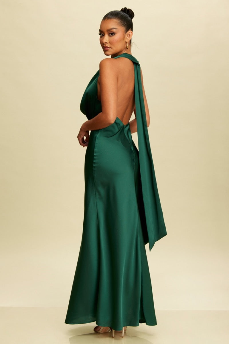 Vestido largo satén verde esmeralda cowl — detalle