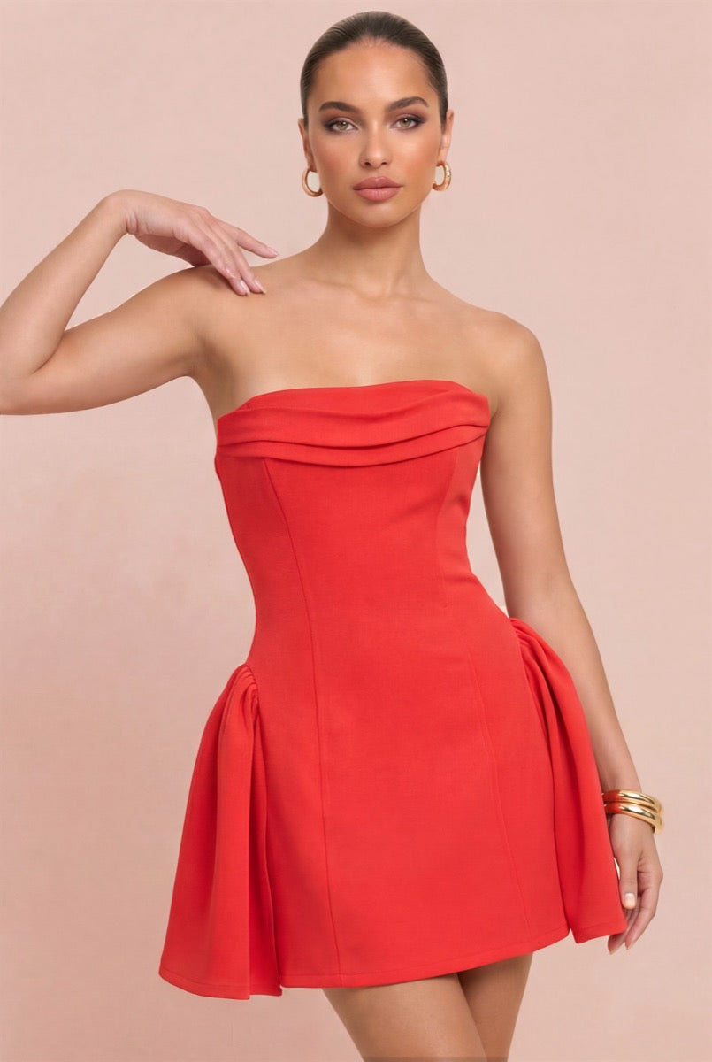 Vestido mini rojo strapless — frente