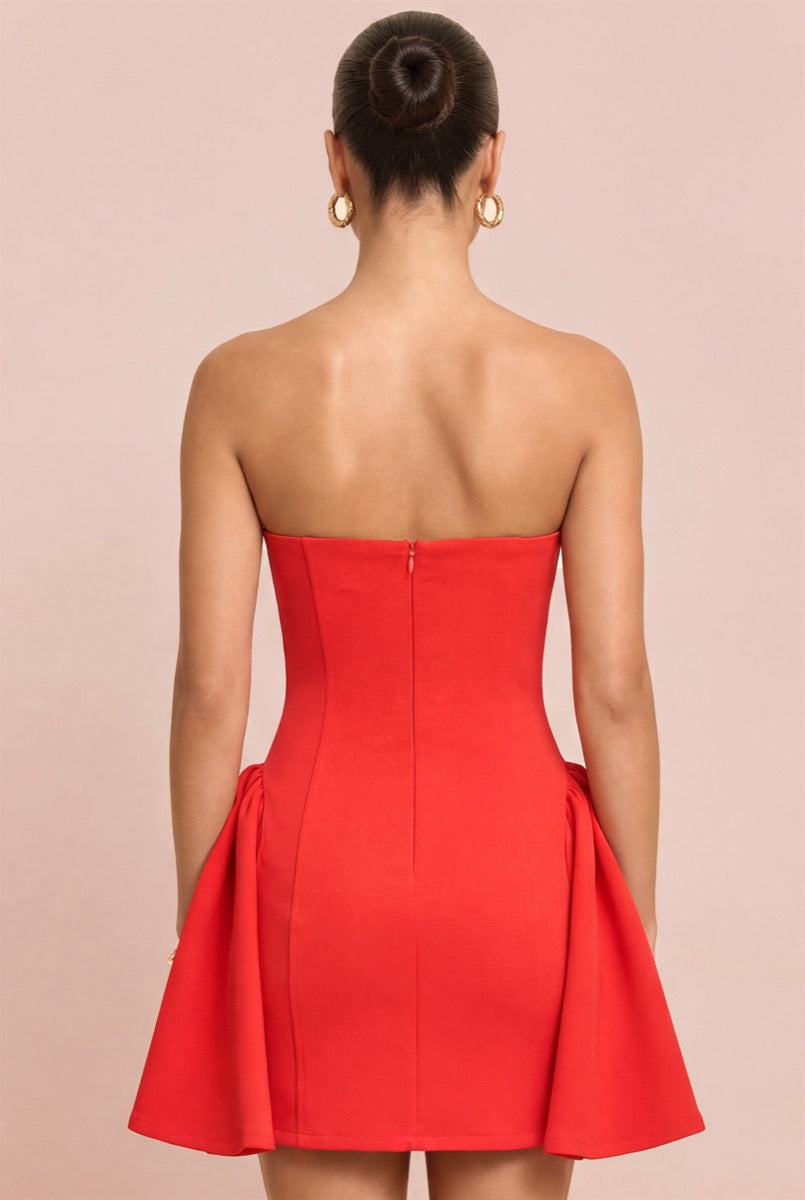 Vestido mini rojo strapless — detalle
