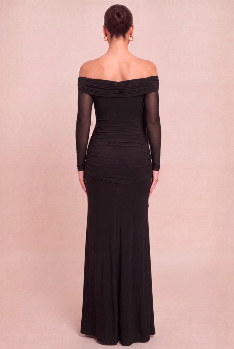 Vestido largo negro off-shoulder amarre — detalle