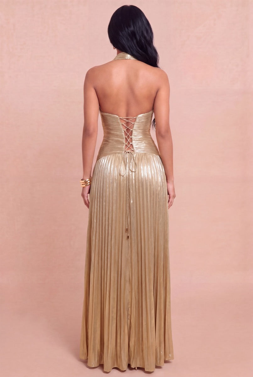 Vestido largo dorado halter plisado — detalle