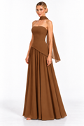 Vestido largo strapless con falda de chifón y bufanda