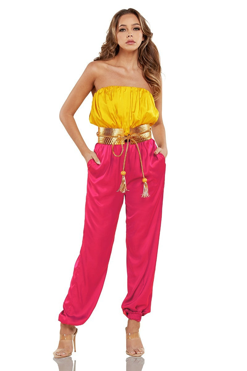 Jumpsuit satinado strapless con cinturón