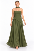 Vestido largo strapless con falda de chifón y bufanda