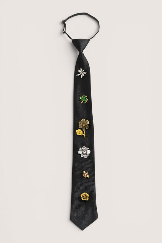 Corbata negra delgada Pink shop by maf con broches decorativos de flores, cristales y abeja en tejido satinado.