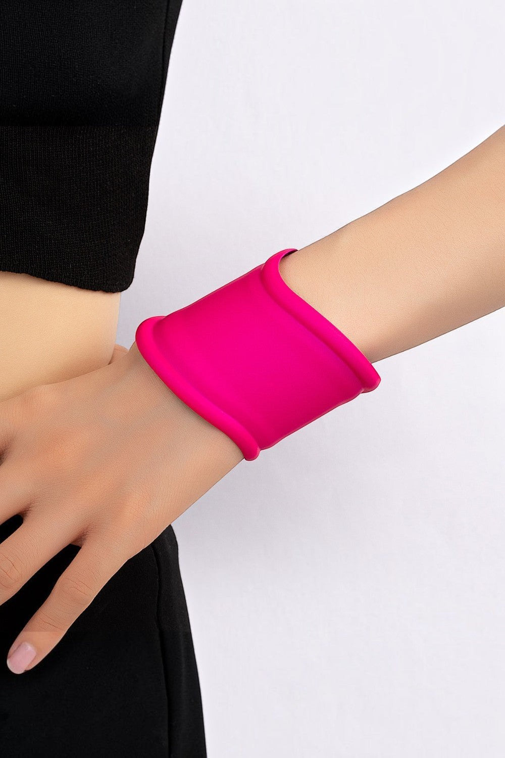 Pulsera slap de silicona rosa mexicano de Pink shop by maf, brazalete ancho y flexible con acabado mate en la muñeca.