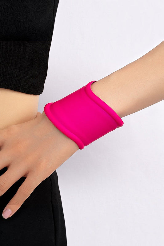 Pulsera slap de silicona rosa mexicano de Pink shop by maf, brazalete ancho y flexible con acabado mate en la muñeca.