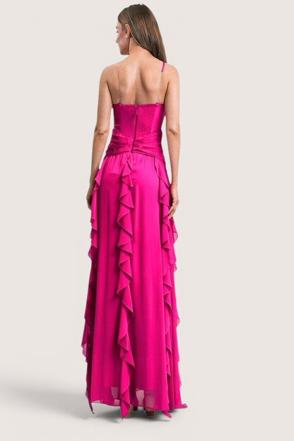 Vestido largo rosa fucsia de Pink shop by maf con escote drapeado, corset y cascada de volantes en chiffon.