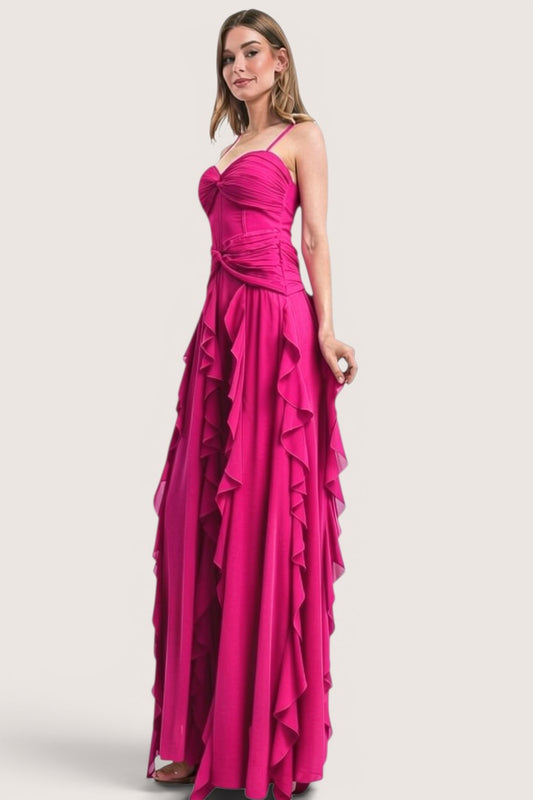 Vestido largo rosa fucsia de Pink shop by maf con escote drapeado, corset y cascada de volantes en chiffon ligero.