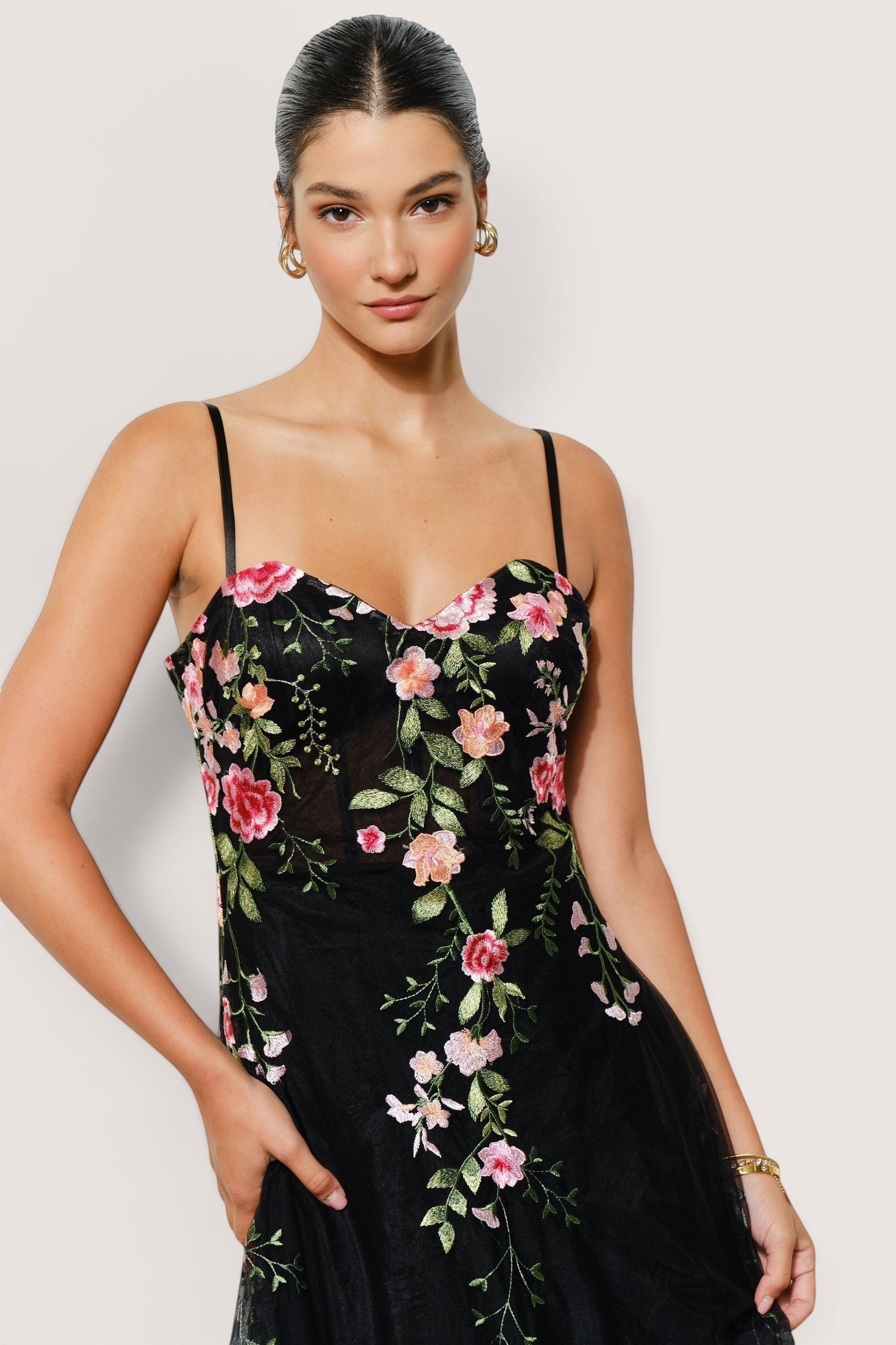 Vestido midi negro de tul con bordado floral 3D multicolor y escote corazón de Pink shop by maf. Tirantes finos.