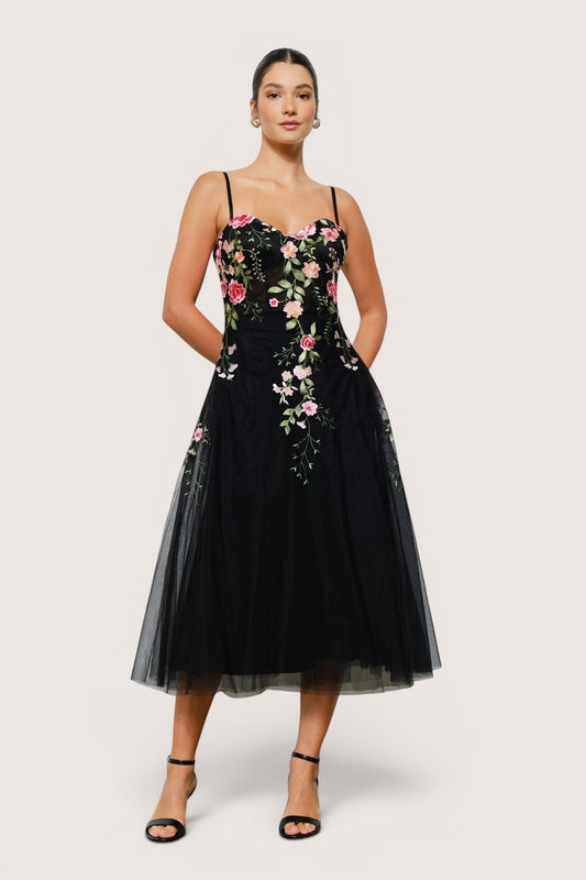 Vestido midi negro de tul de Pink shop by maf con escote corazón, tirantes finos y bordado floral 3D multicolor.