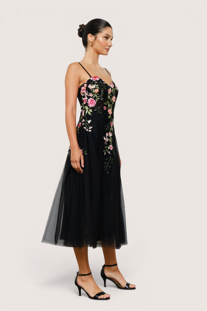 Vestido midi negro de tul de Pink shop by maf con escote corazón, tirantes finos y bordado floral 3D multicolor.