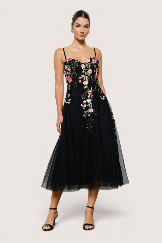 Vestido midi negro de tul de Pink shop by maf con escote corazón y bordado floral 3D multicolor. Tirantes finos.