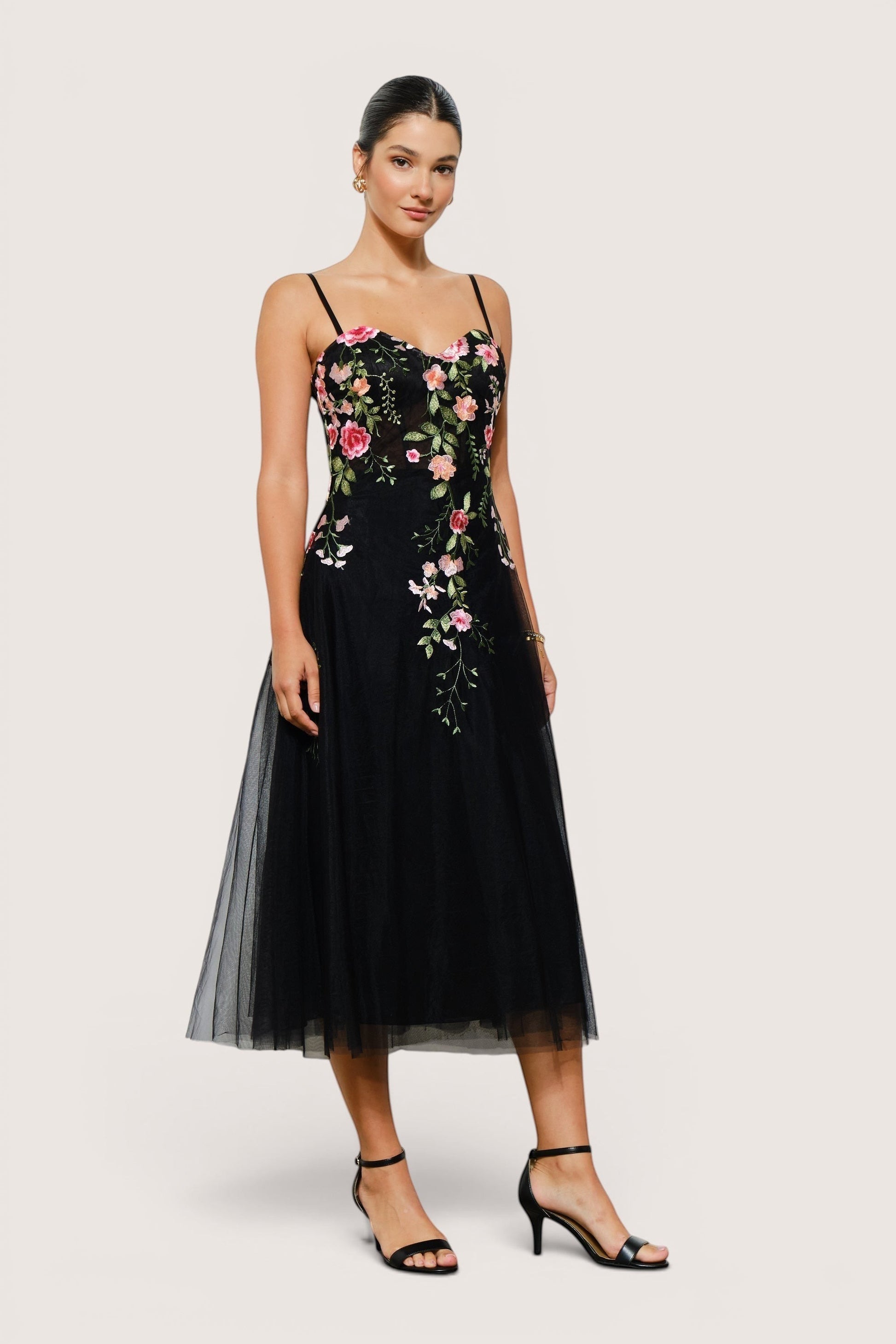 Vestido midi negro de tul de Pink shop by maf con escote corazón y bordado floral 3D multicolor. Tirantes finos.