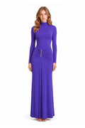 Vestido largo de cuello alto con herraje