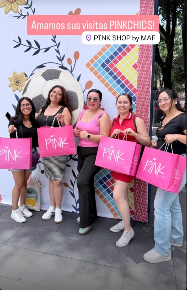 PinkChic, clienta de Pink Shop by MAF, con su vestido