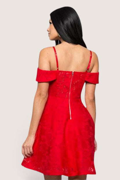 Vestido corto rojo en A medio hombro