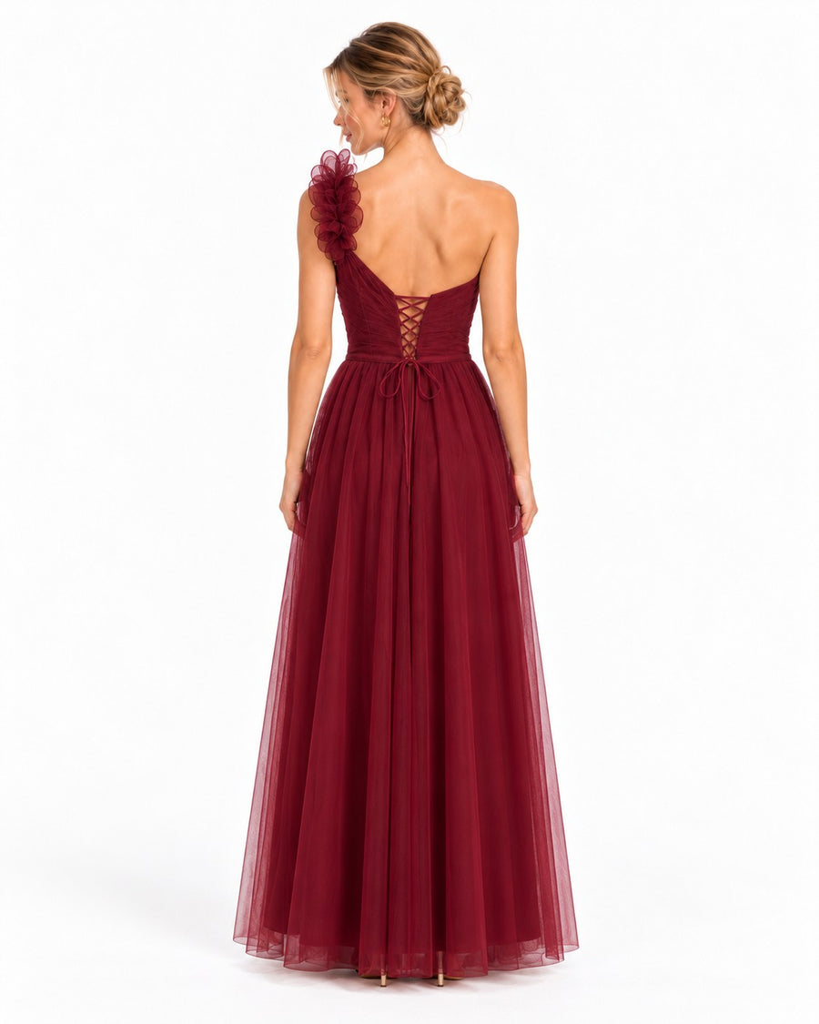 Vestido largo de tul escote corazón con flor en un hombro — Vino — foto 2