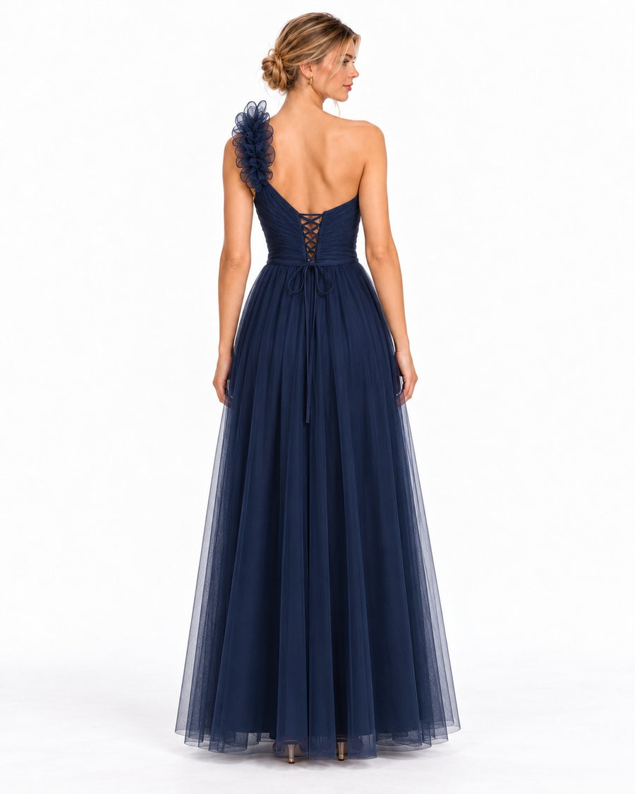 Vestido largo de tul escote corazón con flor en un hombro — Azul marino — foto 2
