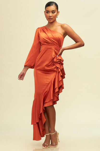 Vestido satinado asimétrico con olanes