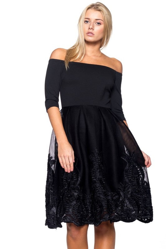 VESTIDO NEGRO CON MANGAS CAIDAS Y FALDA BORDADA