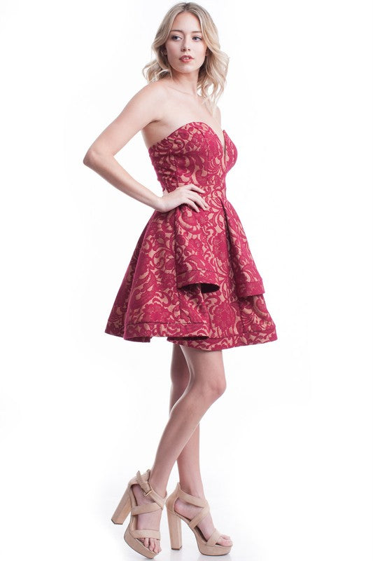 VESTIDO CORTO STRAPLE ENCAJE COLOR VINO